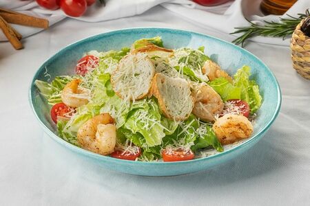 Салат Цезарь с креветками