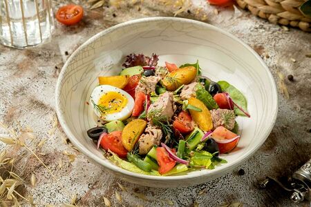 Салат Нисуаз с тунцом, стручковой фасолью и молодым картофелем