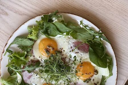 Глазунья с листьями салата