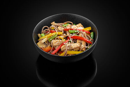 Соба с курицей в устричном соусе