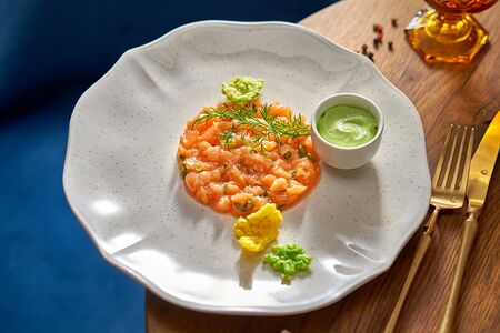 Тартар из лосося с кремом васаби