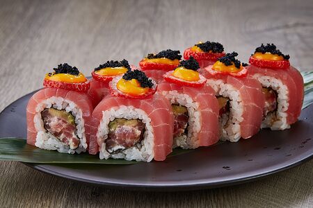 Ролл №17 с тунцом Yellowfin, авокадо и свежей клубникой