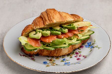 Круассан с лососем и авокадо
