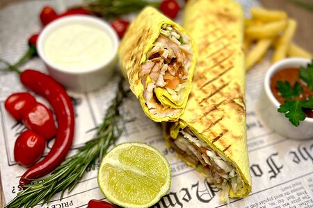 Шаурма в сырном лаваше