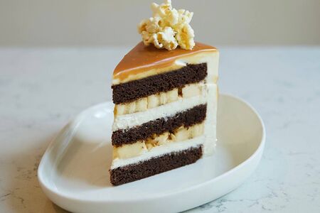 Кусочек торта Шоколадный с бананом