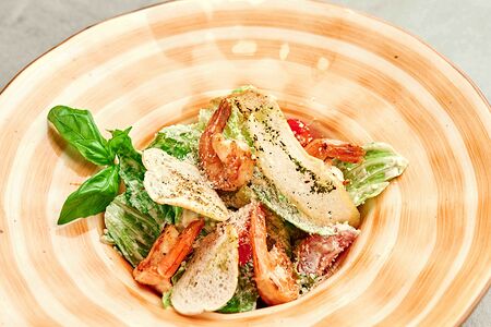 Салат Цезарь с креветками