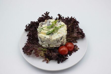 Салат грибной с курицей