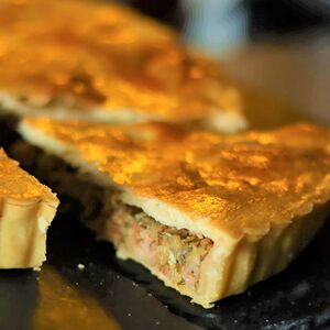 Английский мясной пирог с розмарином (кусочек)