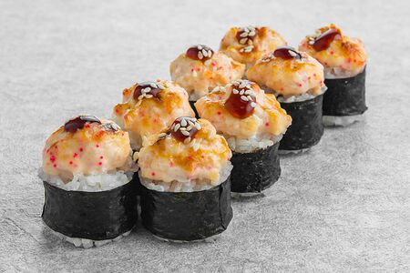 Запеченный ролл с креветкой