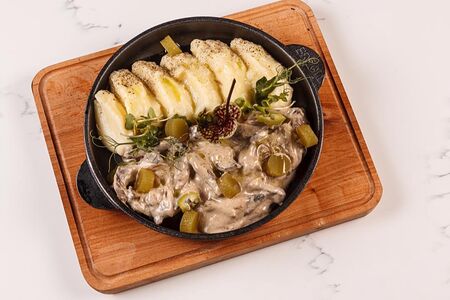 Бефстроганов из телятины с белыми грибами