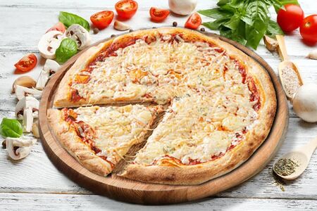 Пицца Четыре сыра с томатным соусом