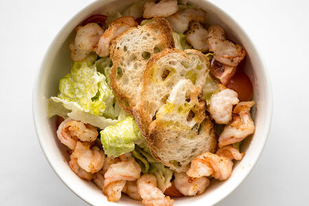 Салат Цезарь с креветками