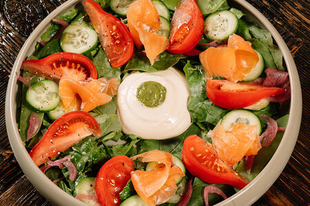 Салат со слабосоленым лососем