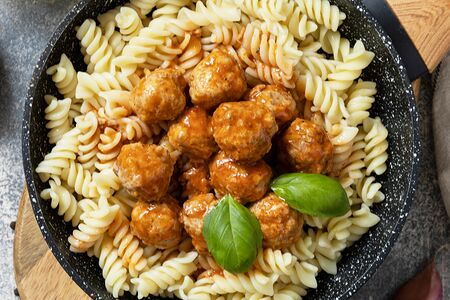 Шарики куриные с грибным соусом и фузилли