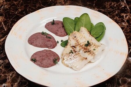 Треска под азиатским айоле и пюре из бобов