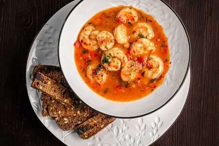 Тигровые креветки в белом вине