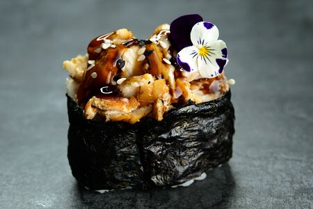 Гункан с угрем и унаги