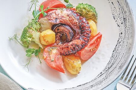 Теплый салат с осьминогом, картофелем и оливками