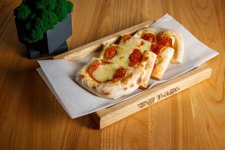 Фокачча с моцареллой и пеперони