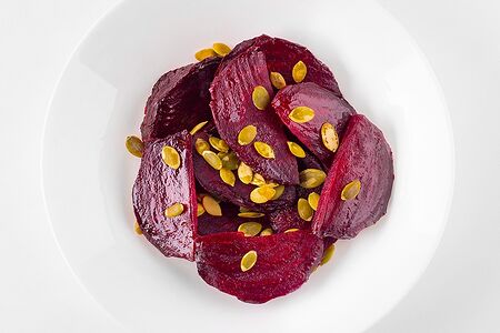 Свекла в остром маринаде с тыквенными семечками