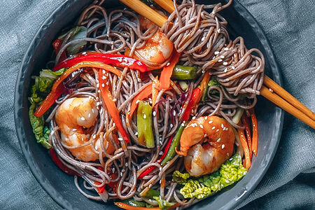 Вок с гречневой лапшой и морепродуктами