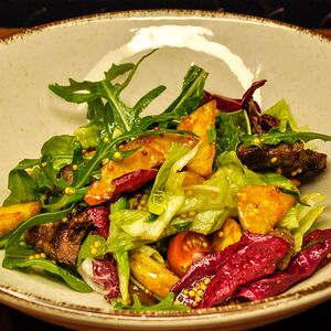 Теплый салат с говядиной