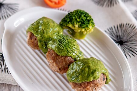 Фрикадельки говяжьи в шпинатном соусе