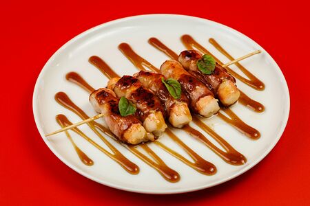 Креветки в беконе