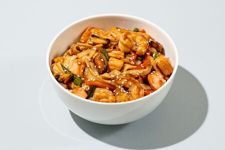 Вок с морепродуктами и овощами