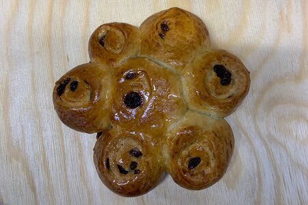 Булочка с изюмом