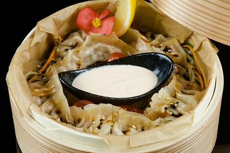 Гёдза со свининой на пару