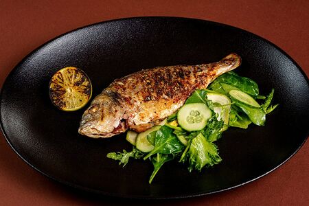 Дорадо на гриле с лаймом и зеленым салатом