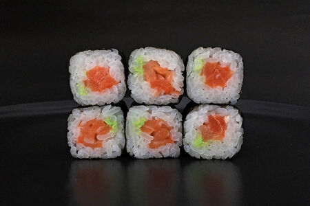 Ролл маки с лососем