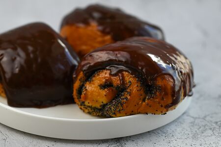 Рулетик с маком в шоколаде