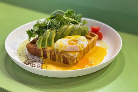 Вафля с авокадо и яйцом бенедикт