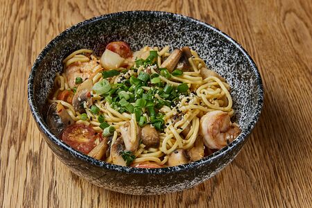 Том ям вок с морепродуктами и яичной лапшой