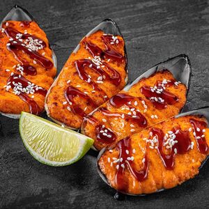 Запеченные мидии в ракушках с японским соусом Спайси
