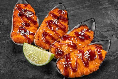 Запеченные мидии в ракушках с японским соусом Спайси