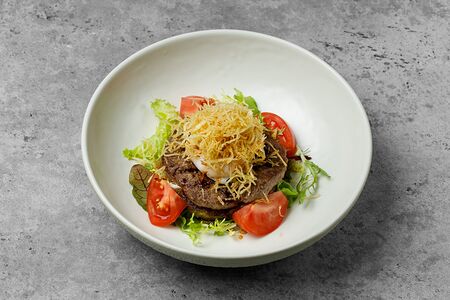 Бифштекс из мраморной говядины с яйцом пашот и картофелем пай