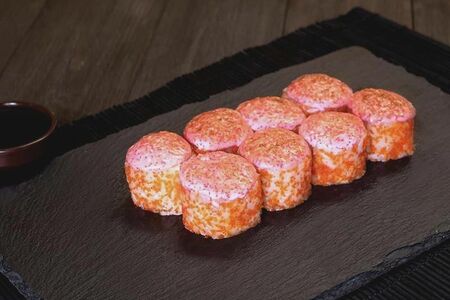 Запечённый ролл Лосось в соусе яки