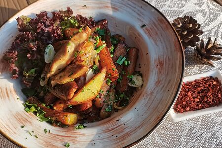 Жареный картофель с белыми грибами