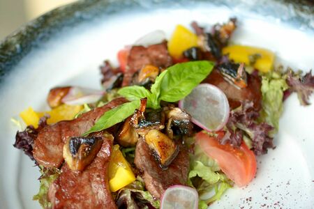 Салат с глазированной говядиной и соусом из 12 ингредиентов