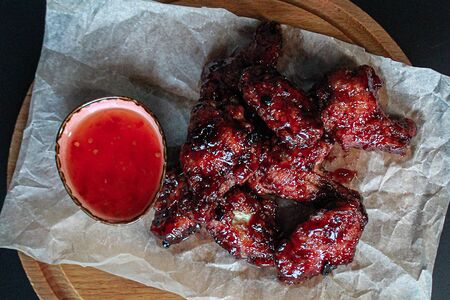 Куриные крылышки в смородиновом соусе