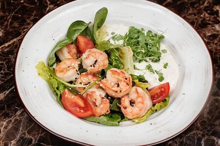 Салат с креветкой и ореховым муссом