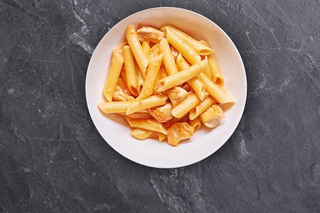 Пенне с желтым цыпленком в томатно-сливочном соусе