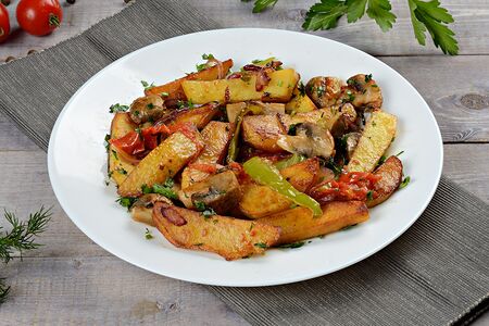 Жареный картофель с грибами и овощами