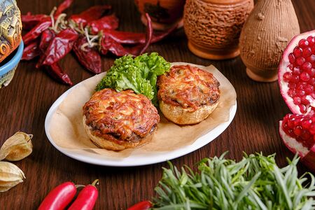 Шляпки шампиньонов, запеченные с сыром