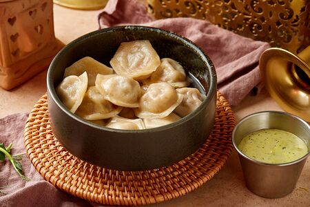 Пельмени с лососем и соусом тартар