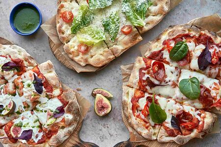 Пицца с грушей, горгонзолой, орехами пекан и медом