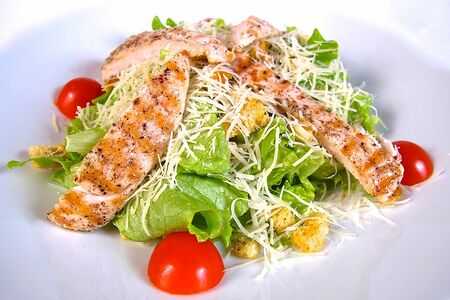Салат Цезарь с курицей